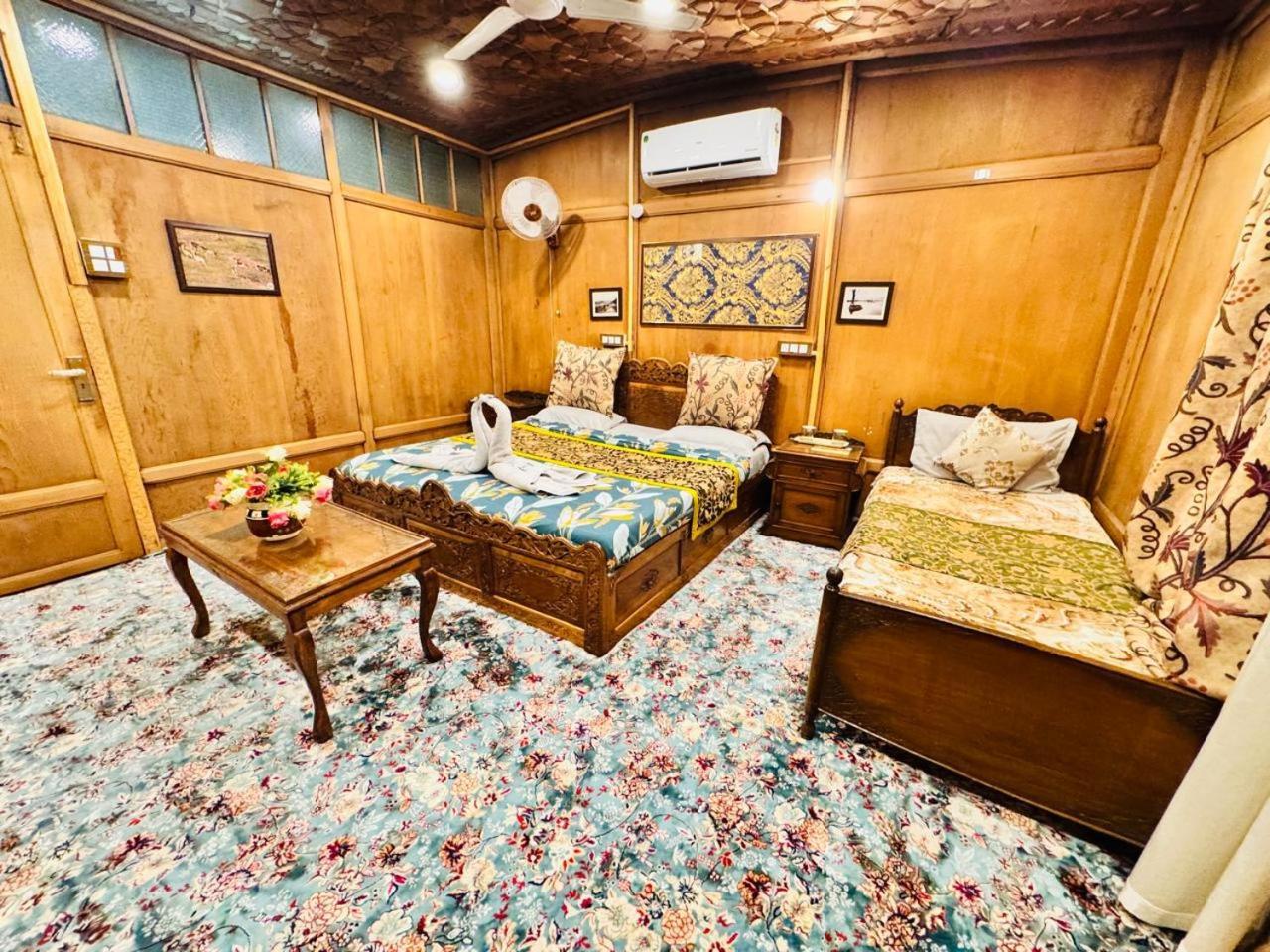 Crown Of India Group Of Houseboats Ξενοδοχείο Σριναγκάρ Εξωτερικό φωτογραφία
